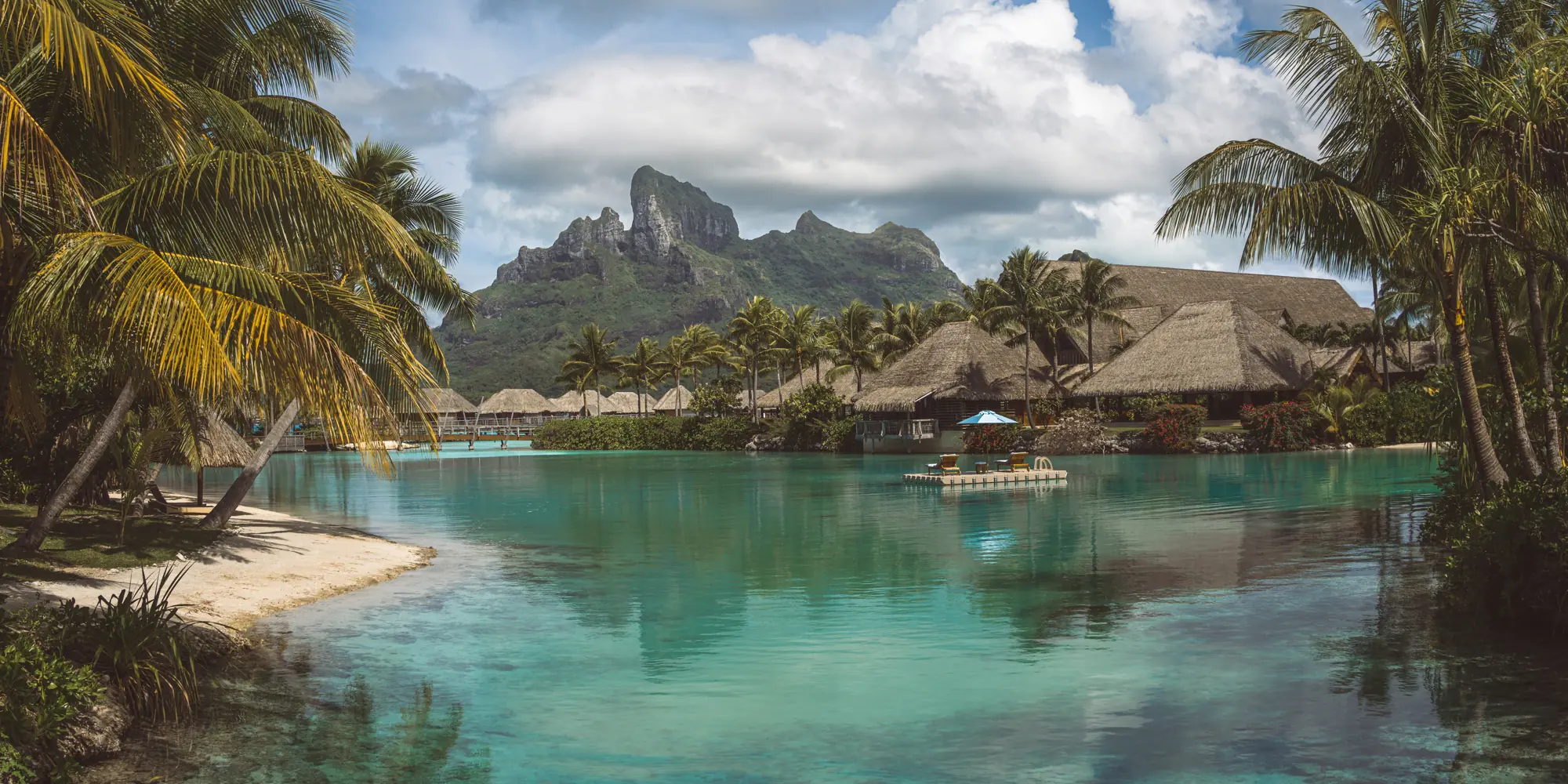 Duiken met haaien in Frans-Polynesië lagune met bamboehutten.jpg