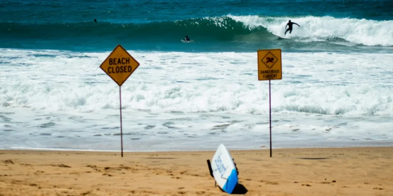 Long Reef Beach met waarschuwingsborden