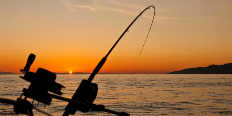 Vissersboot bij zonsondergang in Kroatië