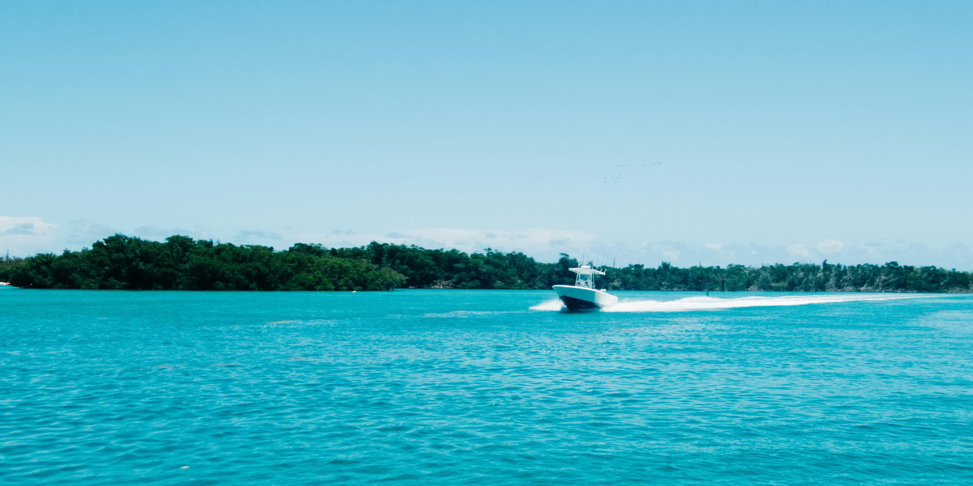 Kleine motorboot bij Florida Keys Stock Island in de zee