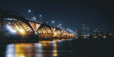 Seoul South Korea beleuchtete Brücke bei Nacht über Meer