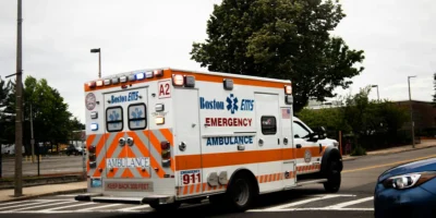 Ambulance van Boston EMS op straat als illustratief beeld voor de hulpverlening