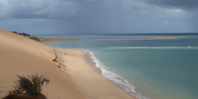 Zandduinen, strand en ondiepe zee in de Bazaruto-archipel
