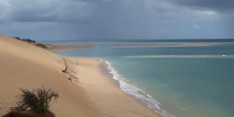 Zandduinen, strand en ondiepe zee in de Bazaruto-archipel