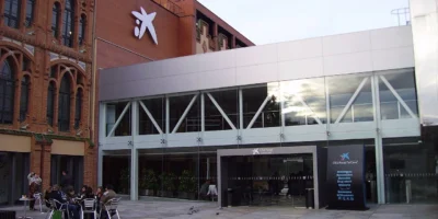 Buitenkant van wetenschapsmuseum CosmoCaixa in Barcelona, gefotografeerd in 2005