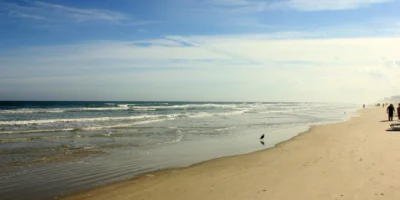 Zandstrand en Atlantische kust van Daytona Beach in Florida
