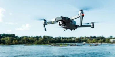 Drone vliegt boven water