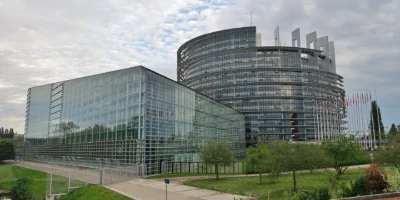 Gebouw van het Europees Parlement in Straatsburg met glazen gevels en vlaggen