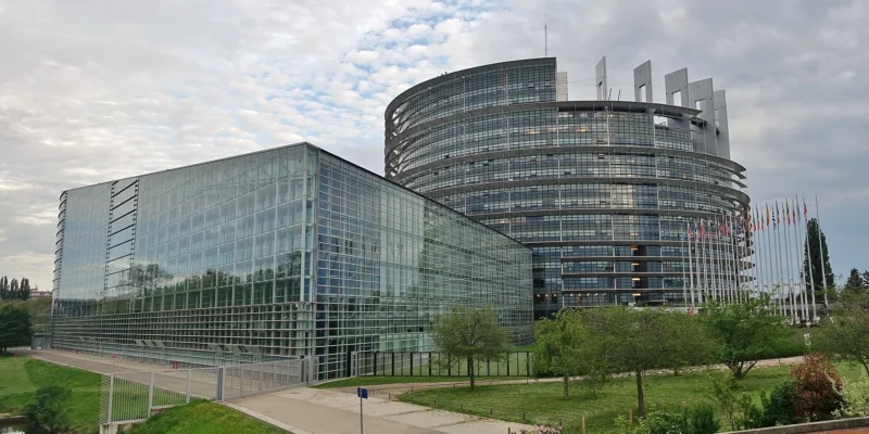 Gebouw van het Europees Parlement in Straatsburg met glazen gevels en vlaggen