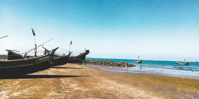 Vissersboten op het strand en in zee op Sint Maarten