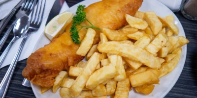 Fish-and-chips met citroen op een bord in Blackpool