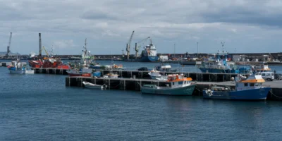 Vissersboten aan de steigers in de haven van Ponta Delgada op São Miguel, Azoren