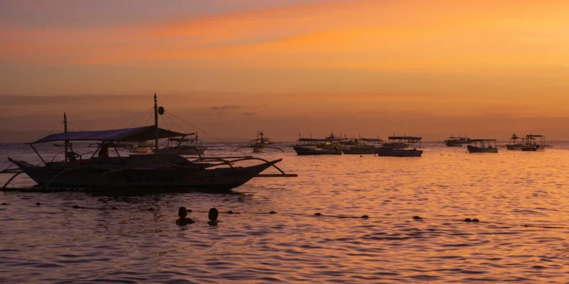 Vissersboten op zee bij zonsondergang voor Bohol, Filipijnen