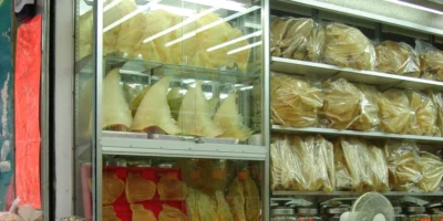Haaienvinnen uitgestald in een winkel in China