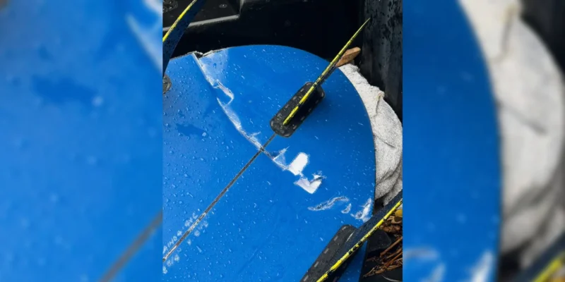 Beschadigde blauwe surfplank van Albert Westpfal na de haaienaanval bij China Walls