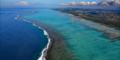 Luchtfoto van de lagune van Bourail en het barrièrerif in Nieuw-Caledonië