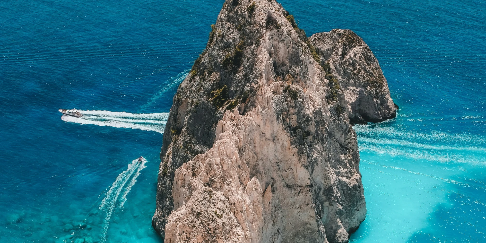 Rotsformatie aan de kust van Griekenland