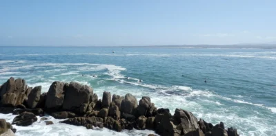 Uitzicht vanaf Lovers Point over de rotsachtige kust en Monterey Bay bij Pacific Grove