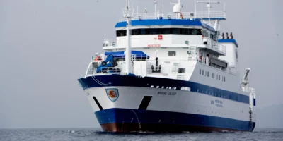 Het blauw-witte onderzoeksschip Miguel Oliver op zee