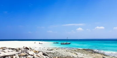 Houten boten op het strand van Rolas Island in de Quirimbas-archipel, Mozambique