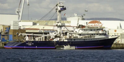 Tonijnschip Txopituna Dos in de haven van Marín