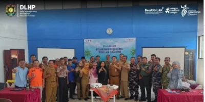 Deelnemers aan de training van DLHP Purworejo en SeAlife Indonesia over gestrande walvishaaien in Keburuhan