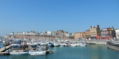 Boten in de haven van Ramsgate met gebouwen aan de waterkant