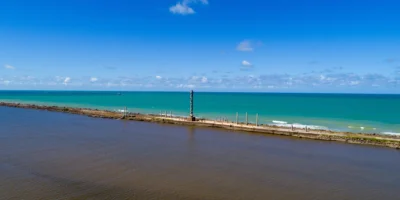 Toren in zee bij Recife, Brazilië