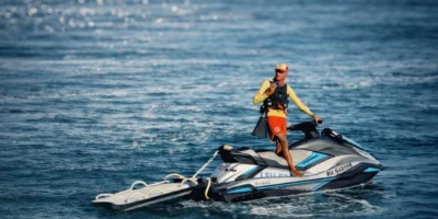 Een RESSAC-redder staat op een jetski voor de kust van Réunion