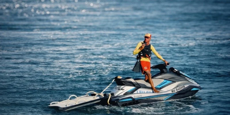 Een RESSAC-redder staat op een jetski voor de kust van Réunion