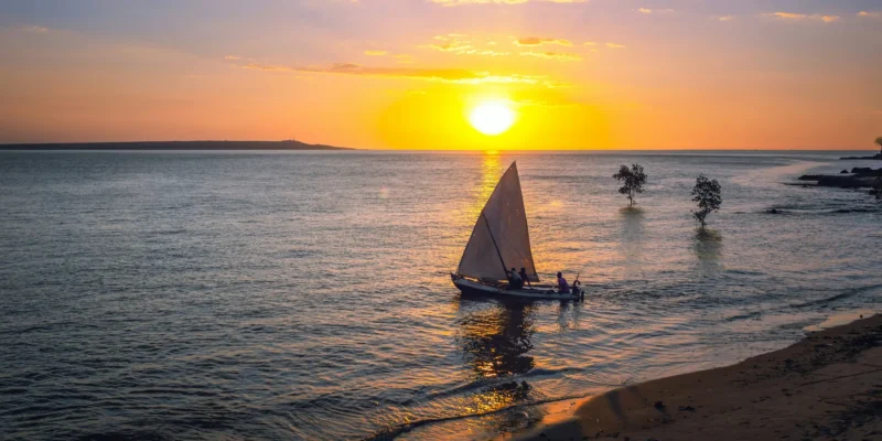 Zeilboot voor de kust van Madagaskar bij zonsondergang