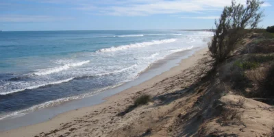 Zandstrand en kustlijn bij Sunset Beach bij Geraldton in West-Australië