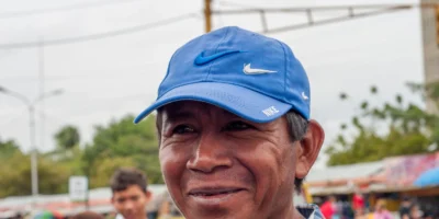Portret van een Wayuu-man met een blauwe pet in Maracaibo, Venezuela