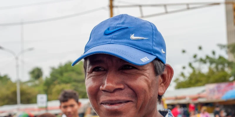 Portret van een Wayuu-man met een blauwe pet in Maracaibo, Venezuela