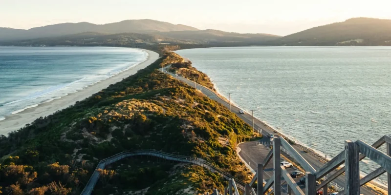 Weg en zee op Bruny Island, Tasmanië